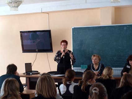 Костилєва Наталія в Київському університеті ринкових відносин презентує журнал "Стіна"