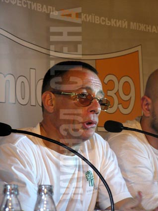 Жан Клод Ван Дам копіює Сільвестора Сталоне)