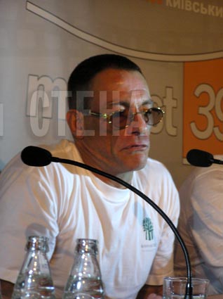 Жан Клод Ван Дам копіює Сільвестора Сталоне)