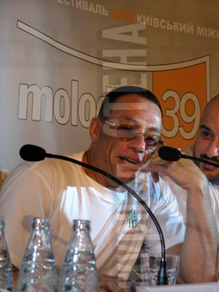 Жан Клод Ван Дам копіює Сільвестора Сталоне)