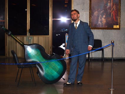 Юрій (Хобот) Галінін контрабасист Каті після концерту із своїм улюбленим зеленим контрабасом)))